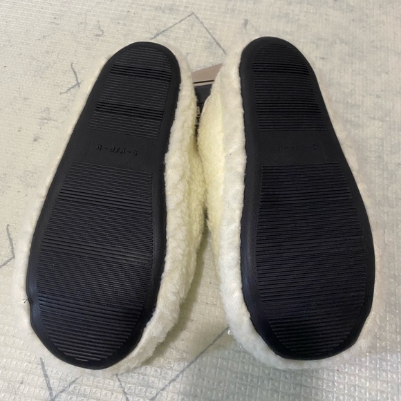 NWT Bench women’s sherpa slippers - Picture 3 of 4